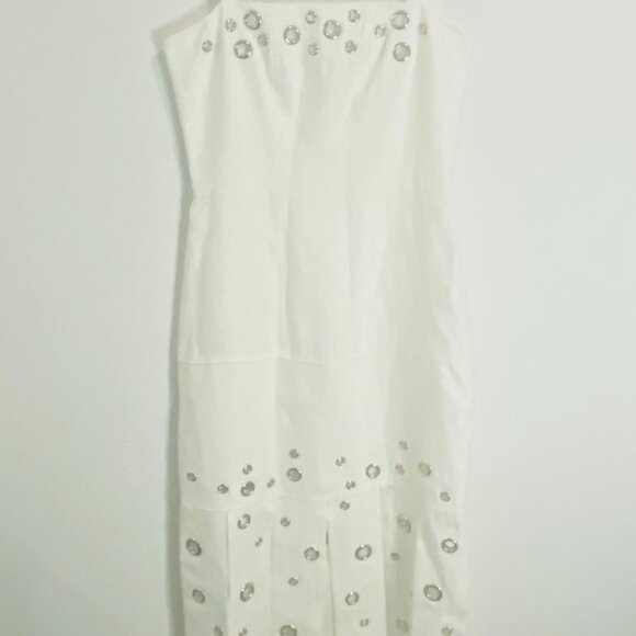 Stasia Alexis Design Sleeveless White Dress for Glamorous Occasions - Picture 5 of 17